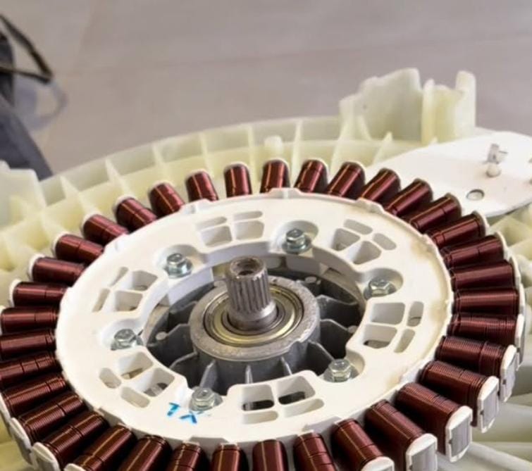 Estator de motor de lavadora durante diagnóstico técnico